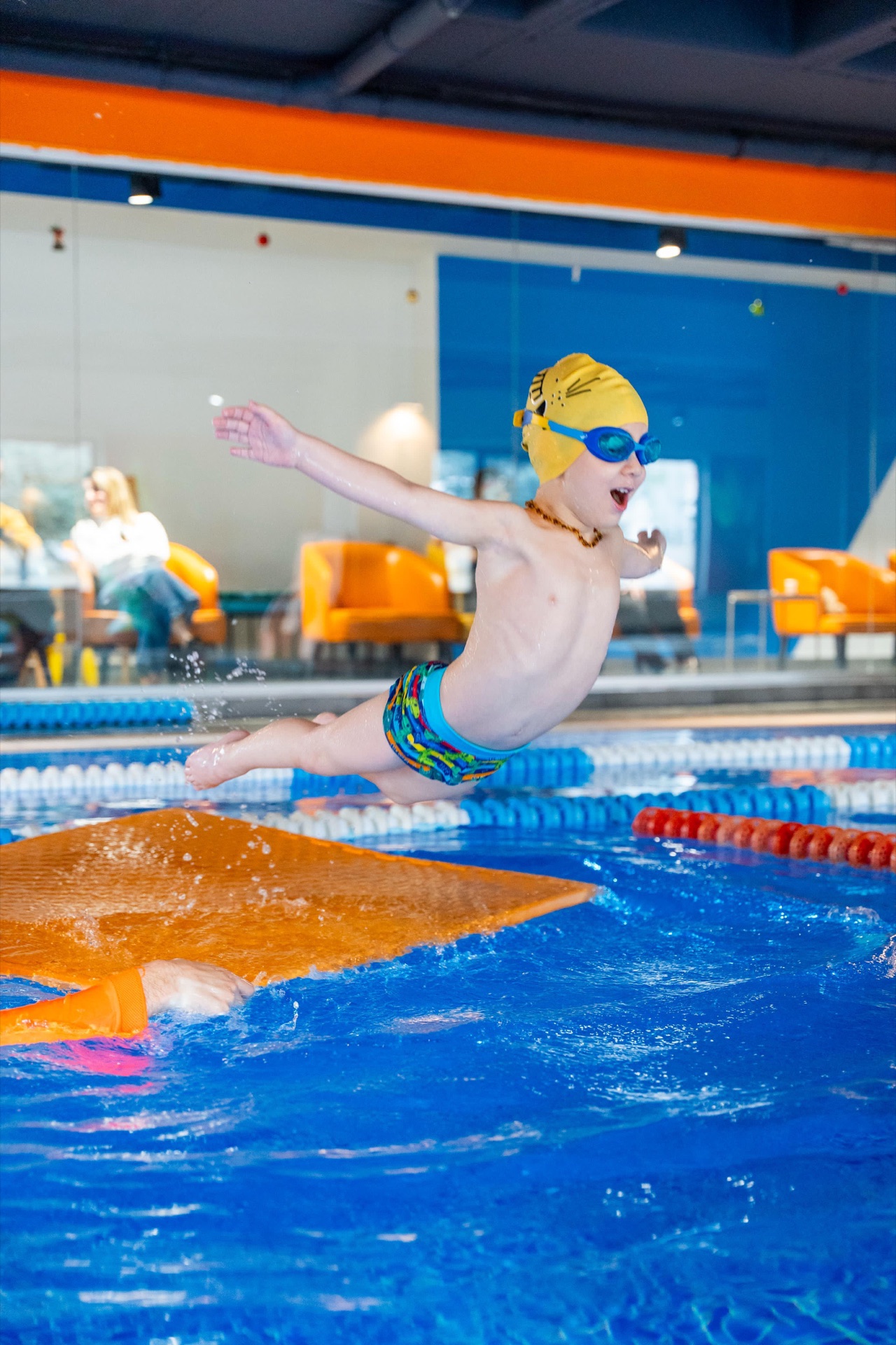 Aqua Kids World'de yüzmenin keyfini yaşayan çocuk